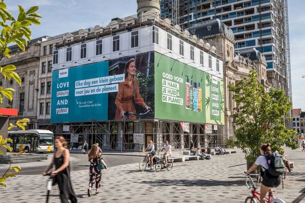 “Recycling Billboard” của Love Beauty & Planet Từ biển quảng cáo lọc khí thải đến những chiếc túi tái chế